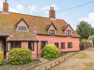 an old house with a orange roof at 2 Bed in Tattingstone 86982 in Bentley