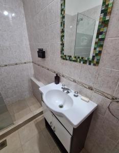 奇萊西托的住宿－Tres Marías Apart，浴室配有盥洗盆、镜子和浴缸