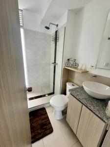 a bathroom with a toilet and a sink and a shower at Apartamento Ibagué Mirador De Los Andes Mirolindo in Ibagué