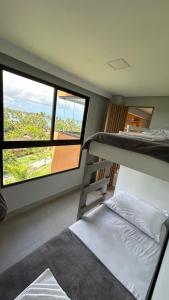 מיטה או מיטות קומותיים בחדר ב-Eco Resort Praia dos Carneiros Flat Colina
