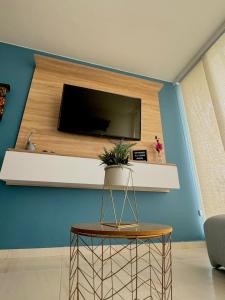 sala de estar con TV en la pared en Apartamento Ibagué Mirador De Los Andes Mirolindo, en Ibagué