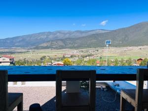 d'un balcon avec deux chaises offrant une vue sur la montagne. dans l'établissement Casa De Campo Mirador H&L, à San Antonio de las Alzanas
