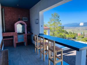 une cuisine avec un comptoir bleu et une table dans l'établissement Casa De Campo Mirador H&L, à San Antonio de las Alzanas