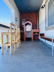 une terrasse avec bancs et four à pizza dans l'établissement Casa De Campo Mirador H&L, à San Antonio de las Alzanas