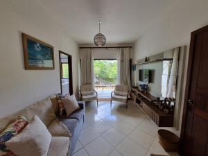 特蘭科索的住宿－Casa da Dilma Trancoso，带沙发和电视的客厅