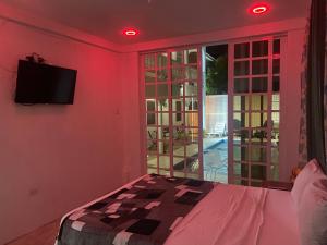 1 dormitorio con 1 cama y TV en la pared en HCeas guest apartment, en Bon Accord
