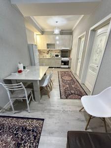 Kuchyň nebo kuchyňský kout v ubytování 2-room apartment Tynystanova 94