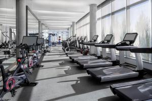 un gimnasio con una fila de máquinas de correr en Grand Hyatt at SFO en Millbrae