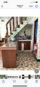 eine Küche mit einer Theke und einer Treppe in der Unterkunft Vi-Da Guest Resort in Irosin