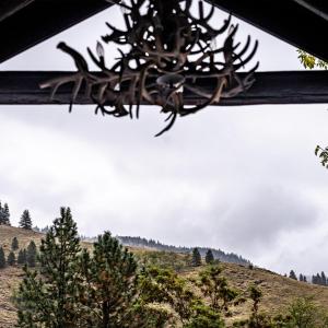 einen Metall-Kronleuchter mit Blick auf einen Hügel in der Unterkunft Elesel Lodge 
