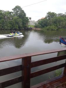 grupa ludzi w łodziach na rzece w obiekcie Lindo sobrado a beira rio w mieście Balneário Piçarras