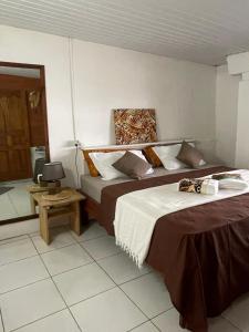 pokój hotelowy z 2 łóżkami i stołem w obiekcie Faré Ahonu beach house w mieście Mahina