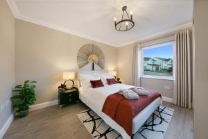 een slaapkamer met een bed en een groot raam bij Luxury Hazledene Villa #15 ✪ Grampian Lettings Ltd in Aberdeen