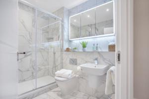 een badkamer met een douche, een toilet en een wastafel bij Luxury Hazledene Villa #15 ✪ Grampian Lettings Ltd in Aberdeen
