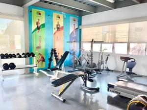 un gimnasio con varios equipos de ejercicio en una habitación en Exclusivo Pent House en el Corazón de Mty,Jacuzzi! -MTY LH10A-, en Monterrey