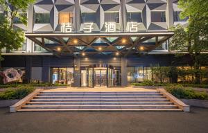 Facciata o entrata di Orange Hotel Shanghai Hongqiao Airport Dingbian Road Subway Station Branch - Free Hongqiao Airport & Hongqiao Train station Shuttle Bus