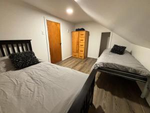 1 Schlafzimmer mit 2 Betten und einer Kommode in der Unterkunft Maison L'éternitoise in Riviere Eternite