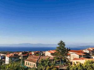 Eine Stadt mit Häusern und dem Meer im Hintergrund in der Unterkunft Natural House in Briatico