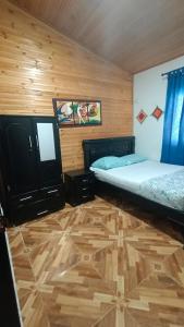 ein Schlafzimmer mit einem Bett und einer Kommode darin in der Unterkunft Alojamiento Monik in Ríohacha