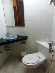 uma casa de banho com um WC e um lavatório em Hotel Ashray International, Sion em Mumbai
