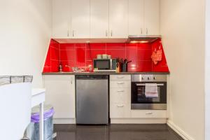 Una cocina o zona de cocina en Studio Apartment in the heart of Fitzroy