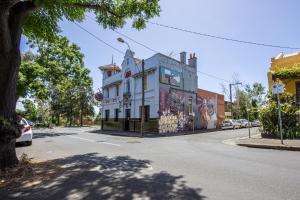un edificio en la esquina de una calle en Studio Apartment in the heart of Fitzroy, en Melbourne