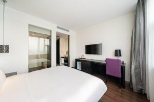 TV o dispositivi per l'intrattenimento presso Orange Hotel Shanghai Hongqiao Airport Dingbian Road Subway Station Branch - Free Hongqiao Airport & Hongqiao Train station Shuttle Bus