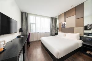 Letto o letti in una camera di Orange Hotel Shanghai Hongqiao Airport Dingbian Road Subway Station Branch - Free Hongqiao Airport & Hongqiao Train station Shuttle Bus