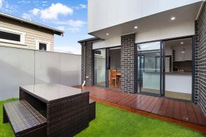 Casa moderna con terraza con banco en Raven West House I Corporate or Holiday en Geelong West