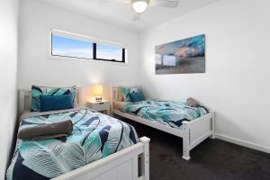 1 dormitorio con 2 camas y ventana en Raven West House I Corporate or Holiday en Geelong West