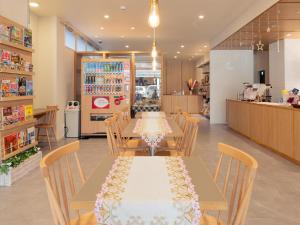 You Style Hotel MARINE في كاجوشيما: غرفة طعام مع طاولة وكراسي