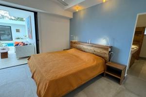 Un dormitorio con una cama grande y un baño. en Exquisite Private Villa, en Las Terrenas 35 fotos más