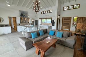 una sala de estar con un sofá y una mesa en Exquisite Private Villa, en Las Terrenas