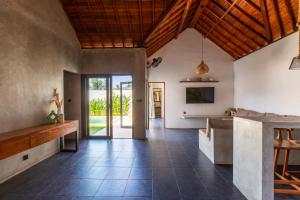 einen offenen Flur mit einer Küche und einem Esszimmer in der Unterkunft Villa Sea La Vie Bingin in Uluwatu