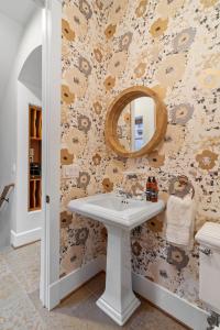 ein Bad mit einem Waschbecken und einem Spiegel in der Unterkunft Design House at Linden Hills in Minneapolis