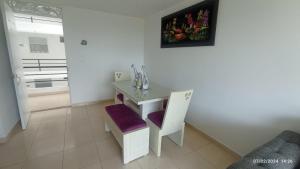 comedor con mesa y silla en Santa Rosa De Cabal - Acogedor apartamento, en Santa Rosa de Cabal