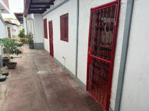 グラナダにあるApartamento Nilxonの建物側の赤い扉