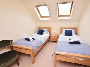 2 camas individuais num quarto com 2 janelas em 3 bed in Eastbourne EHC26 em Eastbourne