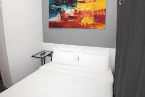 Postel nebo postele na pokoji v ubytování mySTAY Hotel BGC South