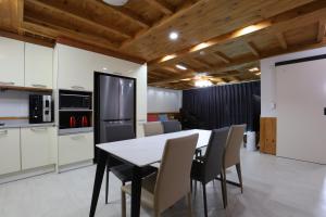 a kitchen and dining room with a table and chairs at Z Hotel in Pansong