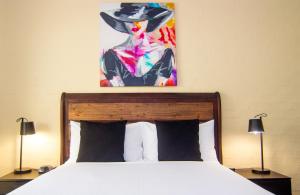 - une chambre avec un lit orné d'une peinture murale dans l'établissement Crescent Motel Taree, à Taree