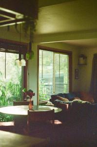 uma sala de estar com um sofá e uma mesa em Bay Corner Retreat em Adventure Bay
