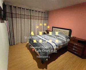 a bedroom with a bed with yellow stars on it at Alojamiento El Hogar Casa completa - Prado - Centro Cbba in Cochabamba