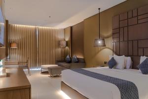 Postel nebo postele na pokoji v ubytování Wyndham Tamansari Jivva Resort Bali