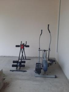 um quarto com três bicicletas de exercício e uma câmara em Casa Amplia cerca al río em Tena