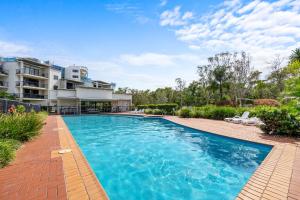 una imagen de una piscina en una casa en Stunning 3-Bed Retreat in Marcoola with Pool & Gym en Marcoola