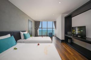 Łóżko lub łóżka w pokoju w obiekcie The Code Hotel & Spa Da Nang