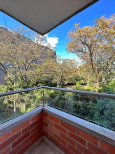 a balcony with a view of trees at LOFT SOHO ICÓNICO CON BALCÓN in Sabaneta