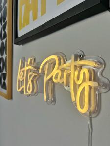 a neon sign hanging on the side of a wall at LOFT SOHO ICÓNICO CON BALCÓN in Sabaneta