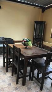 - une table et des chaises en bois dans l'établissement CASA LESLY, à Cuenca